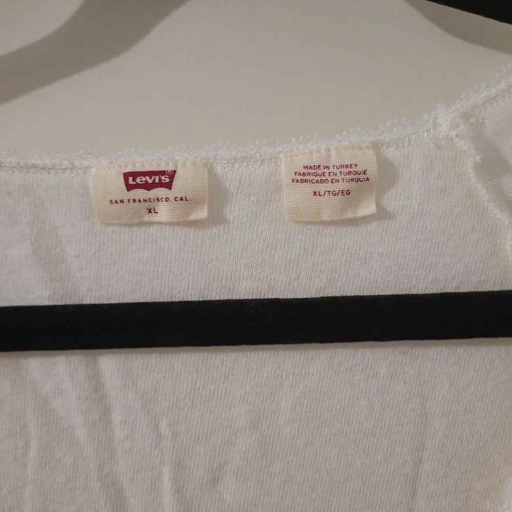 NWOT Levi's V-Neck Lace Trim T-Shirt - Picture 6 of 6